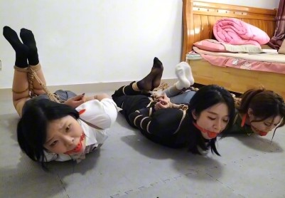 【精致原创】三女白袜黑袜短丝驷马TK处决