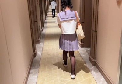 【臭脚妹妹】【户外惊魂2·0-万圣节前夕】公园椅子大量失禁+升级版cha入式玩具外出+不能完全遮住玩具的裙子+马路上来往的行人与车辆+发光黑丝+白一带