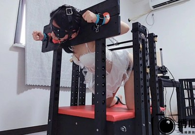 【缚心室】清纯女大学生的拘束架体验，郊狼+电击棒，炮击猛烈输出，想躲又躲不掉，最后采访体验感受说差点被玩死