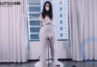 【PlotBound】（金属禁锢）被禁锢在one bar prison上的婚纱+乳胶口罩模特的窗前展示（后半段突发奇想，突然拉开窗帘，开了起码有10分钟，不知道楼下或对面有没有人看见）