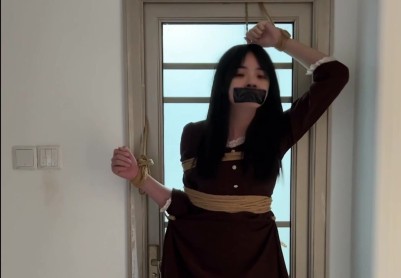 【凉叶子】【挂件】并腿捆绑的挂件系列 长裙也被吊起来 难耐的TD挣扎 强制姿势