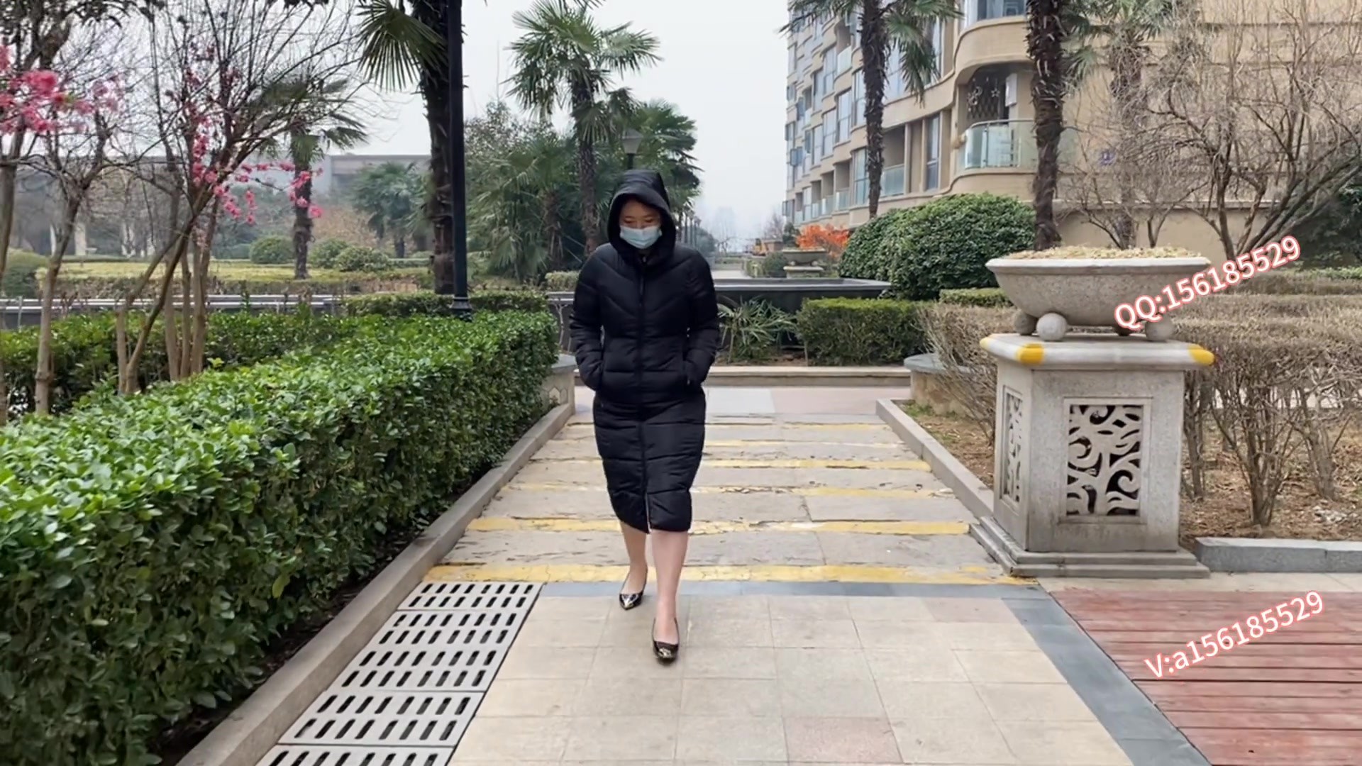 25039----.，扒开衣服透透风，还怕被人看到，白色nn外露 口球带的时间长最后呕吐.0011.jpg