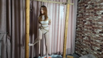 【随心原创】诺米白丝分腿吊 严厉的鞭打