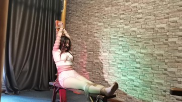 【一绳所爱】美女绑在老虎凳上挨打结束后睡着了