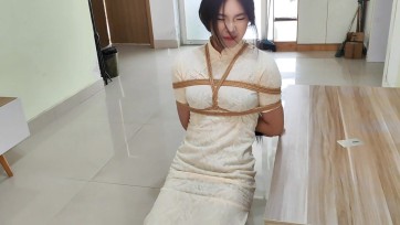 【禾一原创】沐思受邀请参加挑战活动，要求日式紧缚 ，用手拿到桌上的卡和用嘴咬住地上的球，挑战成功奖励刷子刷脚~膝盖都紫了愣是一声不吭坚持拍完，演技非常好