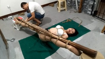 【随心原创】露露刑讯 单腿直立高吊 粗大木棍一字马劈叉 专业舞蹈演员的动作