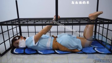 【灰太狼的羊】“大”字形态木板放置罚站，好利来女仆双腿发酸发抖，站立不稳，金属架强制拘束，再用各种道具挠痒痒，累到软瘫在地