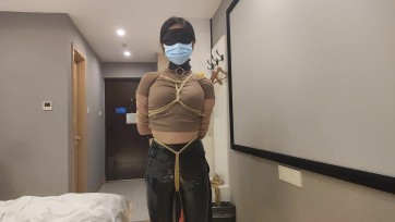 【素人原创】173身高大美女小涵第一次体验绳艺紧缚镜面皮裤下集 身高173 体重102 脚码39 年龄20 大三学生 这次博主比之前2部狠太多 捆绑也紧 大口球 跪着走 最后被博主紧紧捆绑 然后脱了皮...