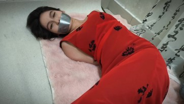 【禾一原创】（微剧情）入室抢劫 与歹徒斗智斗勇失败 被歹徒蹂躏 极品香肩 玉足 呜呜呻吟声惹人怜爱~
