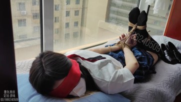 【墨色】拉开窗帘，驷马捆绑放置在阳台的jk少女