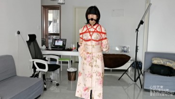 【心悦艺束】日式和服+超短脚镣的牵引调教