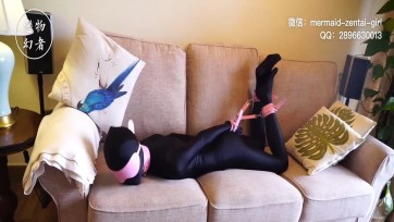 【恋物幻者】SM黑色zentai玩偶新人福利【新人丫丫】黑色zentai+粉色SM捆绑套装女奴改造～蒙眼驷马拘束+保鲜膜缠头窒息✖️4+挠脚TK刺激+捆绑包裹放置play！