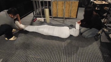 【奴舍】男娘模特多层热缩膜全包拘束体验（上）