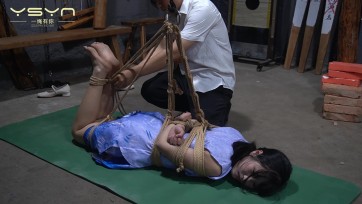 【一绳有你】西施女孩安妮是闺蜜小雅介绍来体验捆绑木马老虎凳驷马高高吊起紧敷五花边走边参观场地
