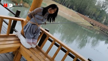 【HD飞天原创】云儿户外驷马、跪立吊鱼，愿者上勾，那有那么容易，还不停地在鞭打，遥控TD不时地按一下，很正常，这就叫故意刁难......