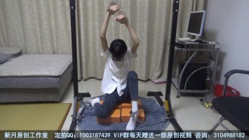 【新月原创】【红豆】解铐小能手的失败示范 铐住双脚增加拿到钥匙难度 看她如何凭本事自救