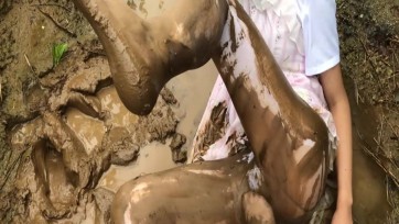 【小瓶子】lo娘白丝雨天被jk白丝娘踩在泥水里蹂躏 被迫在公厕爬行