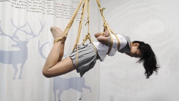 【多多洛】卷发女孩全身捆绑 肉丝长腿 悬空吊缚