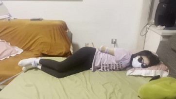 【苏倩倩的脚丫】四部超长时间的放置，合在一起总时长一个小时，非常完整，中间给倩倩喂水，给她按摩，过程全程录制下来的