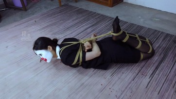 【樱束原创】《小丑的表演下》雪妮是马戏团的自缚逃脱演员，表演开始前想先练习一遍，叫同事帮忙捆绑魔法结，谁知同事故意整她没有使用魔法结而是用的死结，还落井下石惩罚她